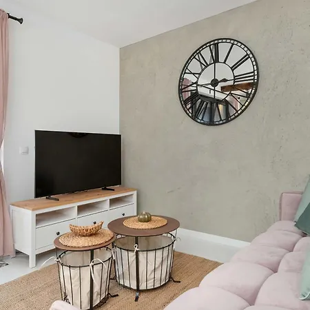 Stylish Pastel With Parking And Balcony In By Renters Apartmán