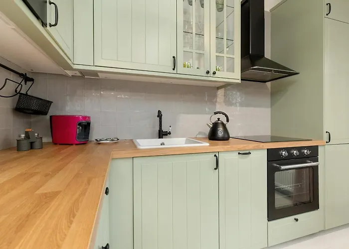 公寓 Stylish Pastel With Parking And Balcony In By Renters *