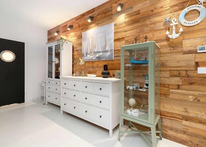 公寓 Stylish Pastel With Parking And Balcony In By Renters