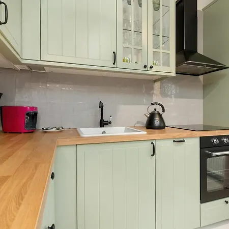 Apartmán Stylish Pastel With Parking And Balcony In By Renters *