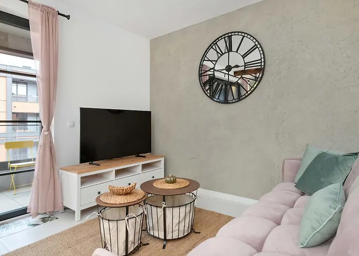 Stylish Pastel With Parking And Balcony In By Renters Apartmán
